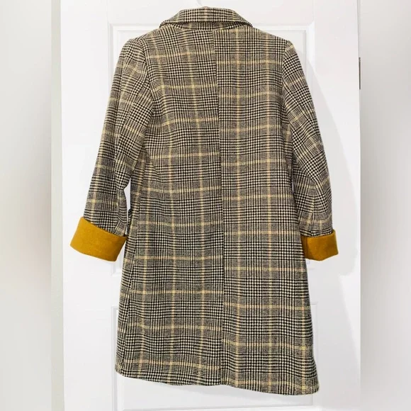 Beautiful Plaid Coat - Picture 6 of 11